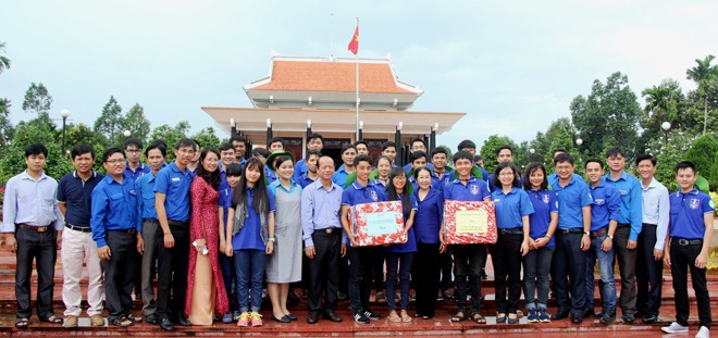 Lãnh đạo TPHCM thăm chiến sĩ Mùa hè xanh tại Vĩnh Long - ảnh 5