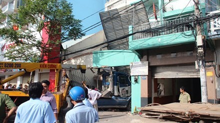 BẢN TIN ATGT: Chở mẹ đi làm, nam sinh tử vong dưới bánh xe khách - ảnh 6
