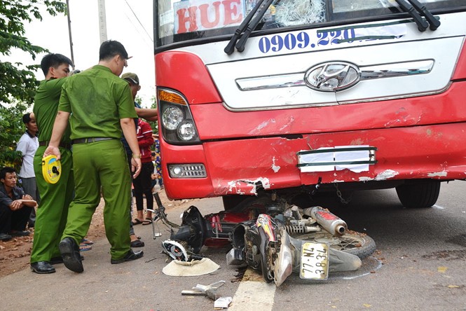 BẢN TIN ATGT: Chở mẹ đi làm, nam sinh tử vong dưới bánh xe khách - ảnh 2