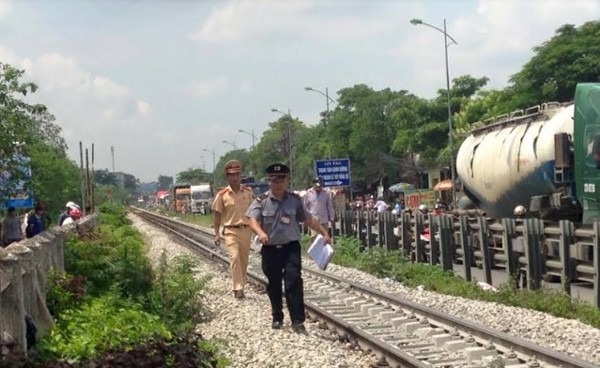 BẢN TIN ATGT: Chở mẹ đi làm, nam sinh tử vong dưới bánh xe khách - ảnh 5
