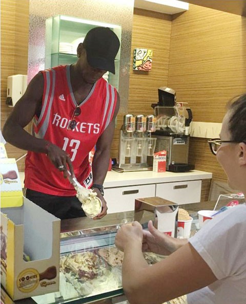 Bị treo giò ở vòng 1, Pogba tranh thủ đi... bán kem - ảnh 1