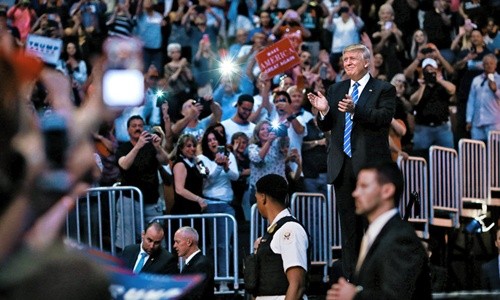Liên tiếp sơ suất, Donald Trump mất điểm ở các bang quan trọng - ảnh 1