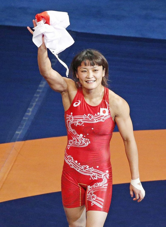 Kỷ lục gia Olympic rơi lệ bên di ảnh của mẹ - ảnh 1