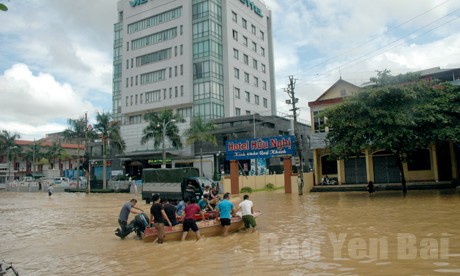 Thanh niên Yên Bái ra quân khắc phục hậu quả bão số 3 - ảnh 4
