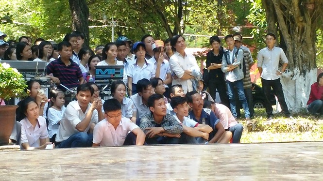 Nghìn người đội nắng xem Thanh Chương vô địch Olympia 2016 - ảnh 1
