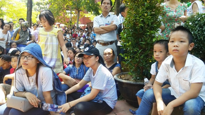 Nghìn người đội nắng xem Thanh Chương vô địch Olympia 2016 - ảnh 2