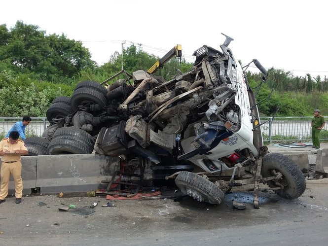 BẢN TIN ATGT: Xe chở quan tài tông gục 2 người giữa đường - ảnh 2