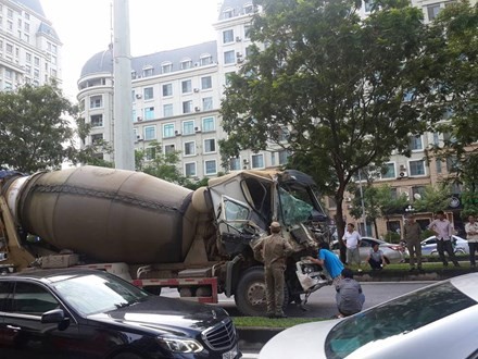 BẢN TIN ATGT: Xe chở quan tài tông gục 2 người giữa đường - ảnh 5