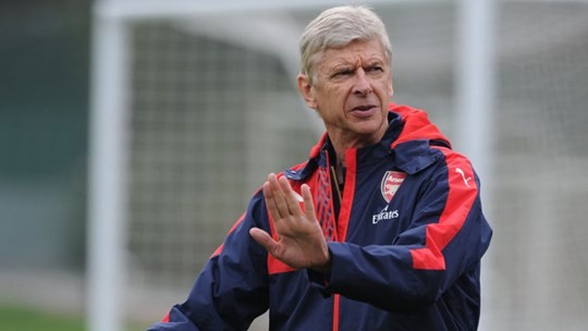 HLV Wenger 'hà tiện' vì mang dòng máu Đức? - ảnh 1