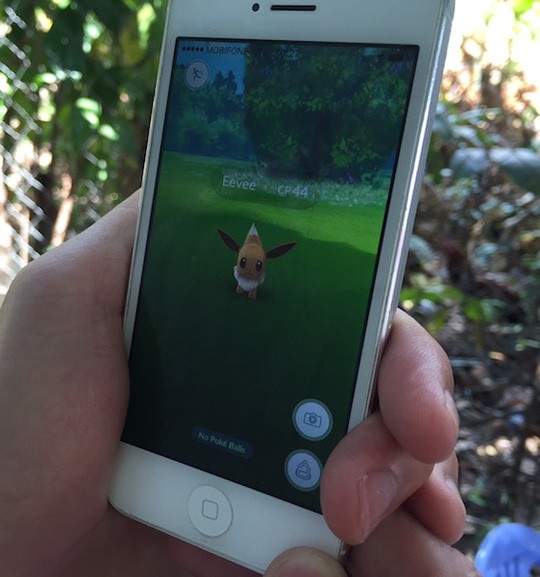 Ba cô gái quên trả tiền cơm, bỏ lại xe máy để “săn” Pokemon - ảnh 1