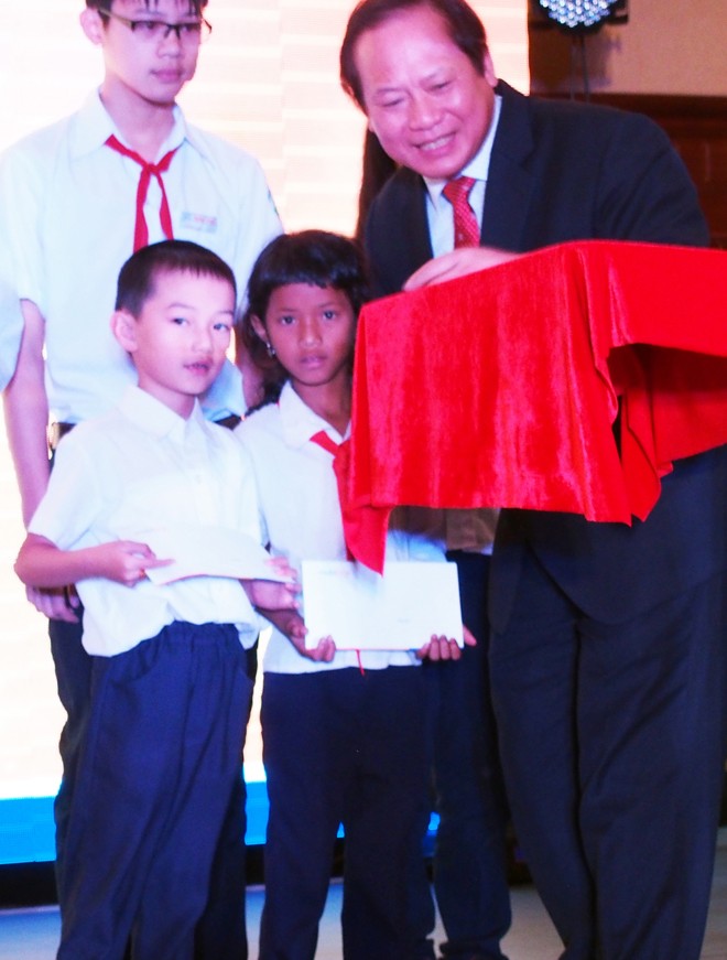 Hàng ngàn suất học bổng cho học sinh nghèo tựu trường - ảnh 1