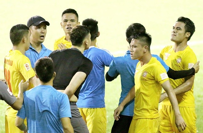 Cầu thủ Hải Phòng suýt đánh nhau sau khi mất ngôi đầu V-League - ảnh 1