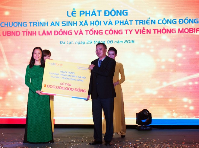 Hàng ngàn suất học bổng cho học sinh nghèo tựu trường - ảnh 2