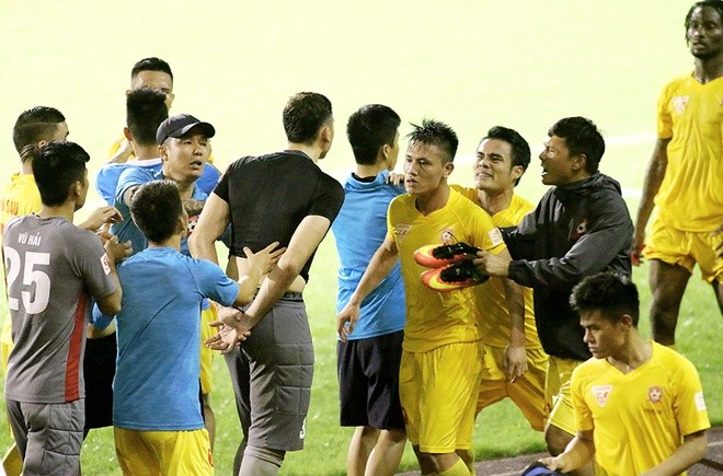 Cầu thủ Hải Phòng suýt đánh nhau sau khi mất ngôi đầu V-League - ảnh 2