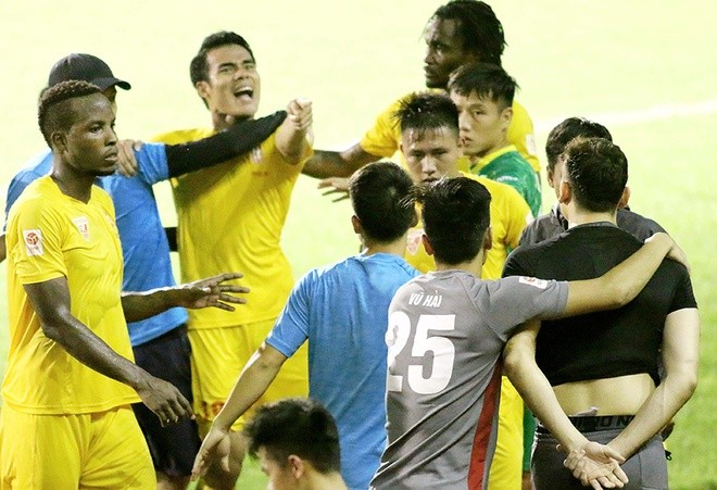 Cầu thủ Hải Phòng suýt đánh nhau sau khi mất ngôi đầu V-League - ảnh 3