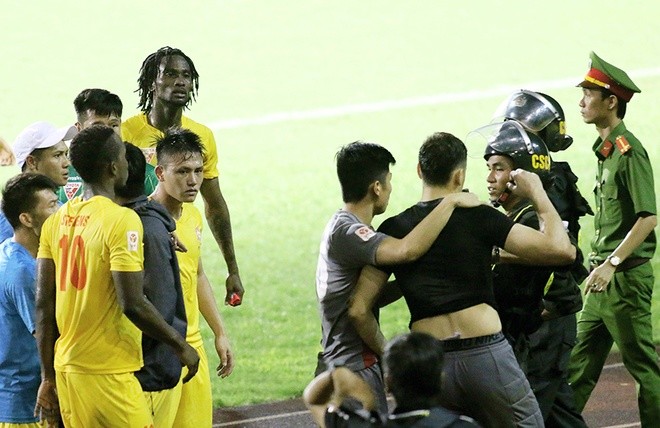 Cầu thủ Hải Phòng suýt đánh nhau sau khi mất ngôi đầu V-League - ảnh 4