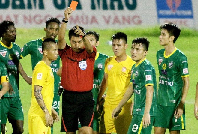 Cầu thủ Hải Phòng suýt đánh nhau sau khi mất ngôi đầu V-League - ảnh 8