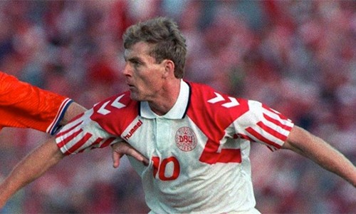 Nhà vô địch Euro 1992 khỏa thân phá đám trận đấu - ảnh 1
