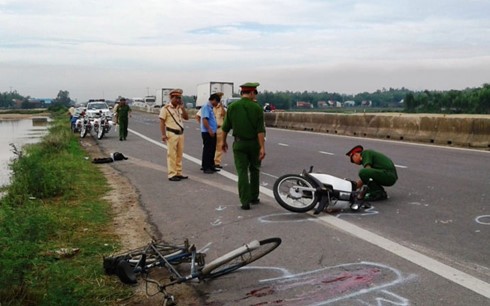 BẢN TIN ATGT: Xe máy đâm xe đạp, cụ ông 90 tuổi tử vong - ảnh 2