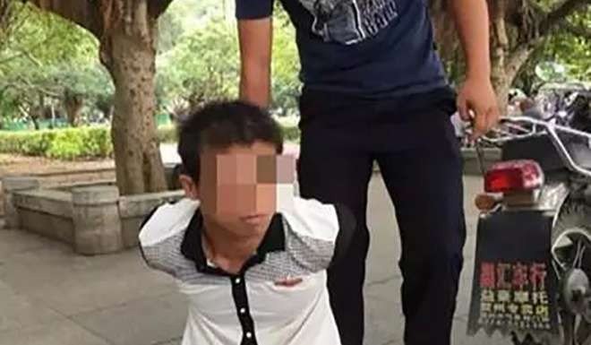 Tên cướp 'thích' khỏa thân trước mặt nạn nhân - ảnh 1