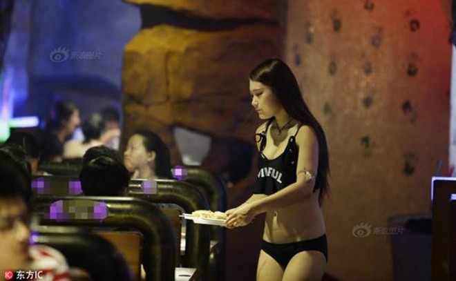 Nhà hàng tuyển mỹ nữ mặc bikini phục vụ khách - ảnh 4