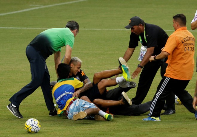 CĐV xông vào sân tập, vật ngã Neymar - ảnh 1