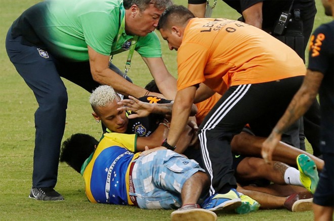 CĐV xông vào sân tập, vật ngã Neymar - ảnh 2