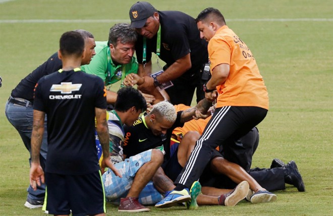 CĐV xông vào sân tập, vật ngã Neymar - ảnh 3
