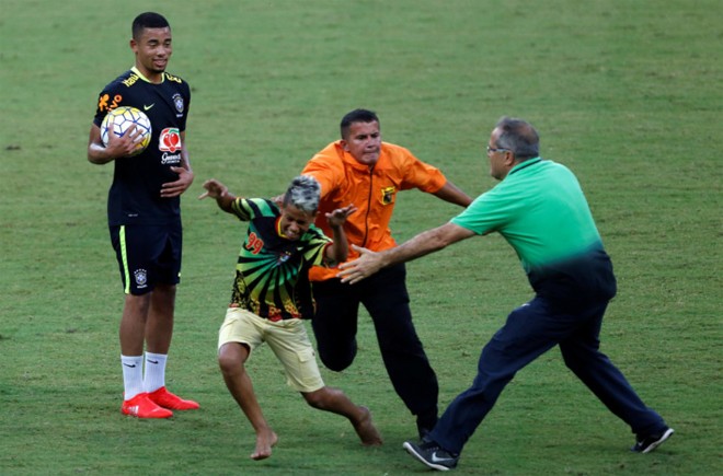CĐV xông vào sân tập, vật ngã Neymar - ảnh 4