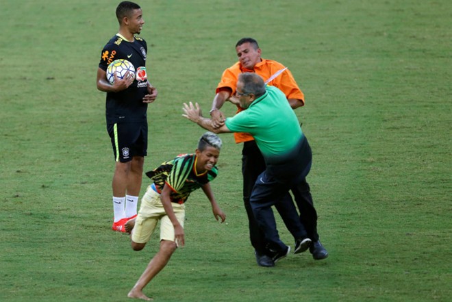 CĐV xông vào sân tập, vật ngã Neymar - ảnh 5