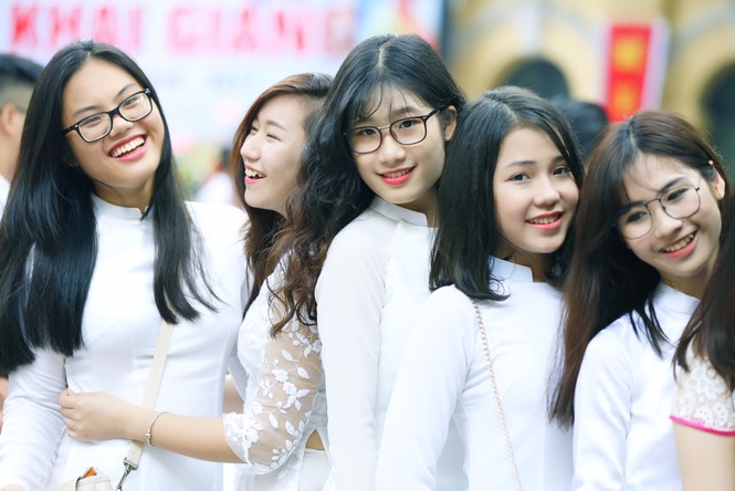 Vẻ đẹp tinh khôi của nữ sinh trường Việt Đức ngày khai trường - ảnh 1