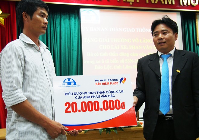 Trao chứng nhận “Vô lăng vàng” cho tài xế xe tải cứu 30 người - ảnh 1