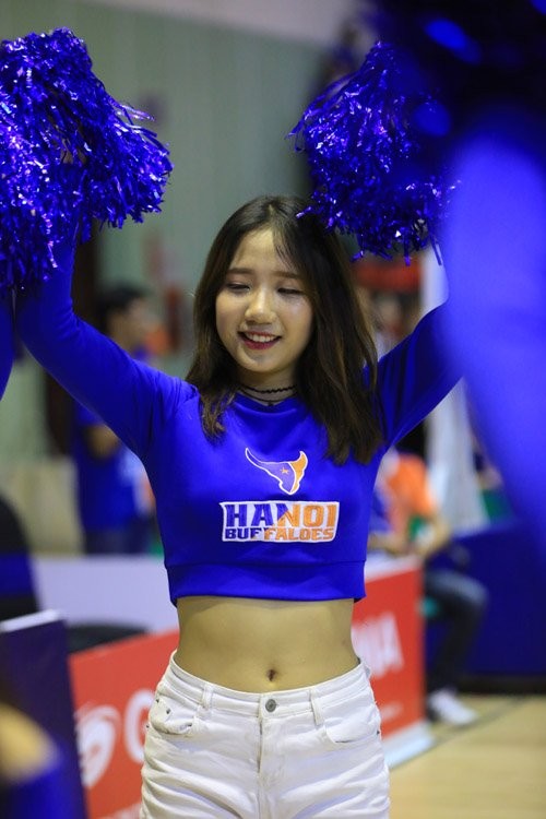 Dàn hoạt náo viên xinh đẹp ở giải bóng rổ chuyên nghiệp - ảnh 2