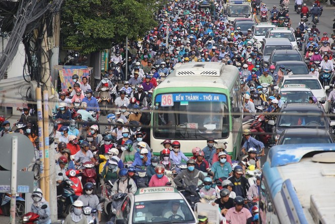 Cửa ngõ Sài Gòn kẹt xe kinh hoàng vì rào đường - ảnh 2