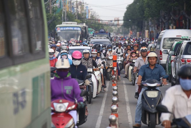 Cửa ngõ Sài Gòn kẹt xe kinh hoàng vì rào đường - ảnh 6