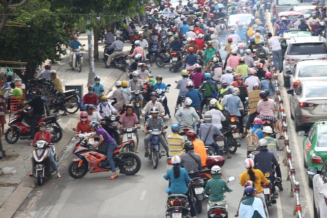Cửa ngõ Sài Gòn kẹt xe kinh hoàng vì rào đường - ảnh 4