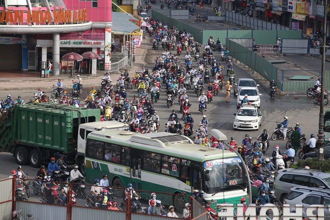 Cửa ngõ Sài Gòn kẹt xe kinh hoàng vì rào đường - ảnh 5