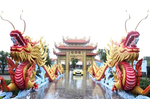 Bên trong nhà thờ tổ nghề sân khấu của Hoài Linh - ảnh 1
