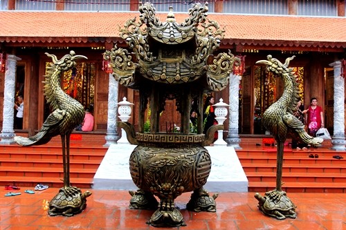 Bên trong nhà thờ tổ nghề sân khấu của Hoài Linh - ảnh 6