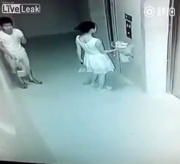 Cô gái mặc váy bị sàm sỡ khi đang chờ thang máy chung cư - ảnh 1