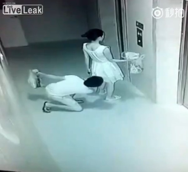 Cô gái mặc váy bị sàm sỡ khi đang chờ thang máy chung cư - ảnh 3
