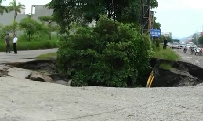 Hãi hùng với hố tử thần 'sinh đôi' rộng gần 100m2 ở Quảng Ninh - ảnh 1
