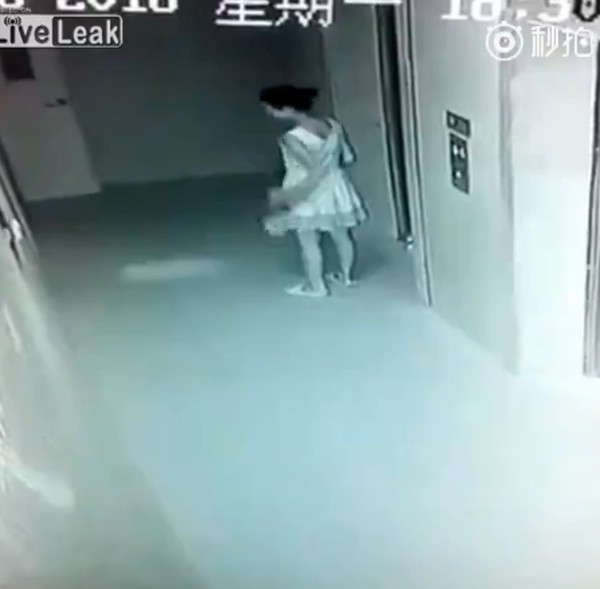 Cô gái mặc váy bị sàm sỡ khi đang chờ thang máy chung cư - ảnh 4
