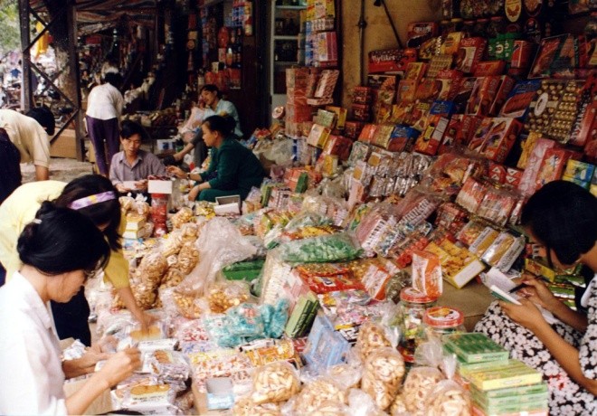 Phố cổ Hà Nội thập niên 90 trong ảnh của Đại sứ Nhật - ảnh 4