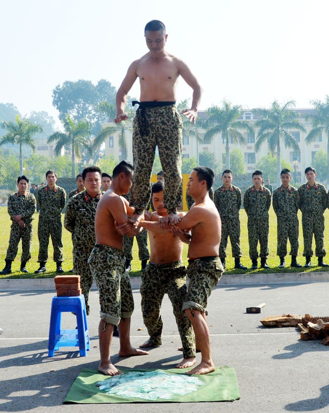 Mục kích đặc công chống khủng bố khổ luyện - ảnh 1