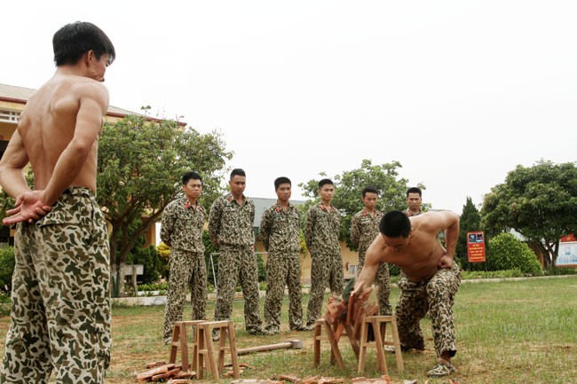 Mục kích đặc công chống khủng bố khổ luyện - ảnh 4