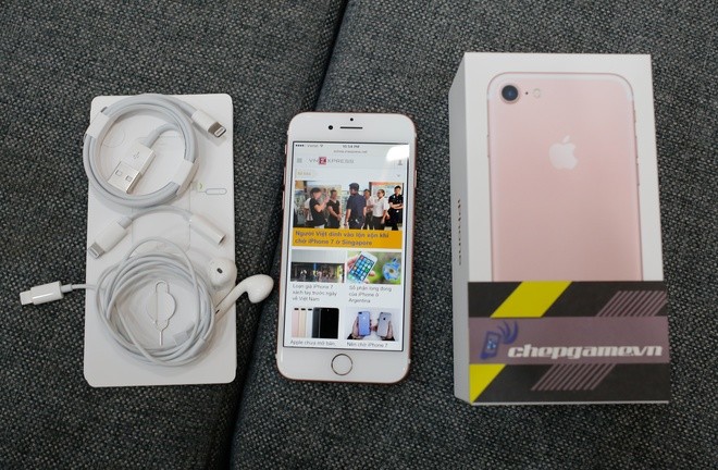 Đập hộp iPhone 7 đầu tiên về Việt Nam - ảnh 2