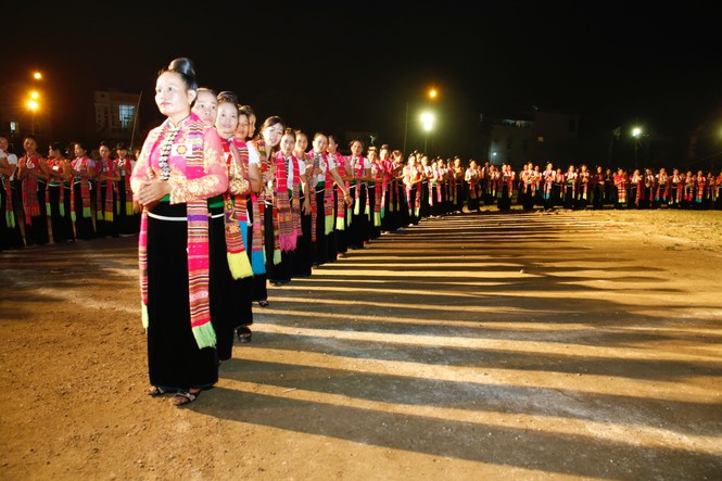Ngất ngây với màn đại xòe khai mạc tuần lễ văn hóa Mường Lò 2016 - ảnh 3