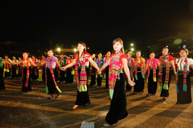 Ngất ngây với màn đại xòe khai mạc tuần lễ văn hóa Mường Lò 2016 - ảnh 2