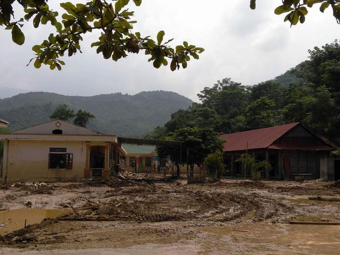 Thanh niên Nghệ An tặng quà thầy cô, học sinh vùng lũ quét - ảnh 1